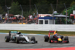 Nico Rosberg, Mercedes AMG F1 W07 Hybrid e Max Verstappen, Red Bull Racing RB12 lottano per la posiz