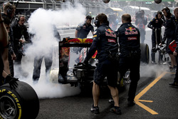 Гальма Макса Ферстаппена, Red Bull Racing RB12, палають на піт-стопі