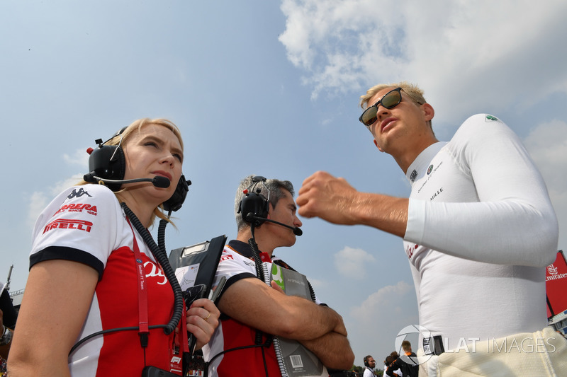Marcus Ericsson, Sauber, Xevi Pujolar, Sauber Head of Track Engineering and Ruth Buscombe, Sauber Race Strategist on the grid