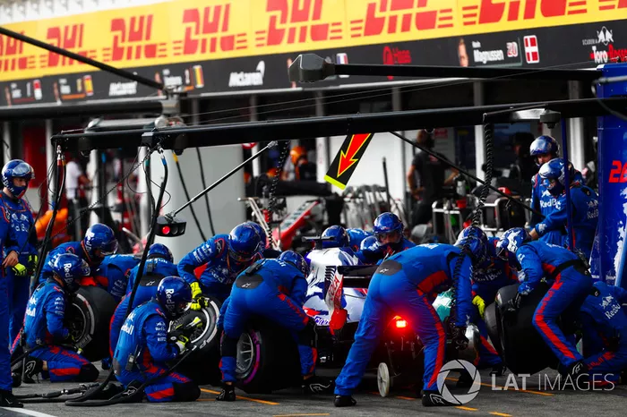 Brendon Hartley, Toro Rosso STR13  pit stop