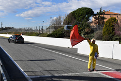 Un commissaire agite le drapeau rouge