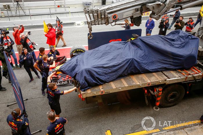 El Red Bull Racing RB14 de Max Verstappen vuelve a boxes