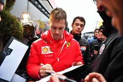 Sebastian Vettel, Ferrari frima autógrafos