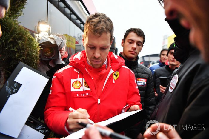 Sebastian Vettel, Ferrari frima autógrafos