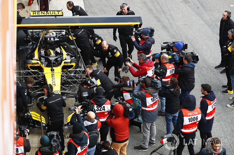 Pruebas en Barcelona - la primera salida del coche en la pista.
