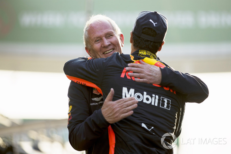 Helmut Markko, Consulente, Red Bull Racing, si congratula con il vincitore Daniel Ricciardo, Red Bull Racing