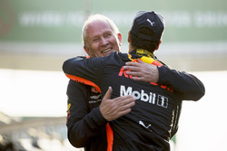 Helmut Markko, Consultant, Red Bull Racing, congratulates race winner Daniel Ricciardo, Red Bull Racing