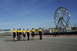 Carlos Sainz Jr., Renault Sport F1 Team walks the track with the team