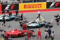 Le poleman Lewis Hamilton, Mercedes-Benz F1 W08 dans le parc fermé avec Sebastian Vettel, Ferrari SF70H et Valtteri Bottas, Mercedes-Benz F1 W08