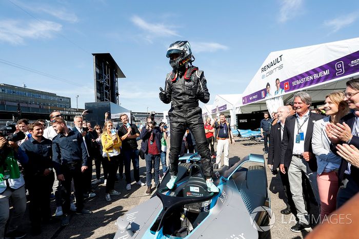 Nico Rosberg, campeón mundial de Fórmula 1, inversionista de Fórmula E, con el nuevo automóvil Gen2 Formula E