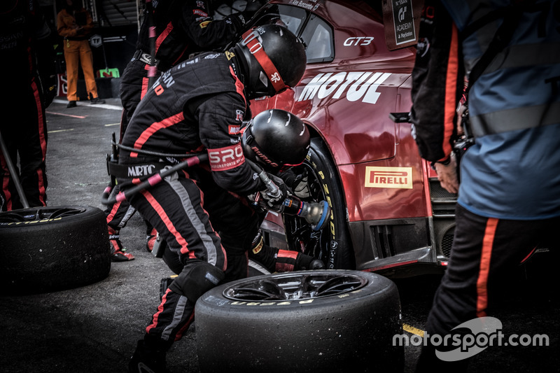 Pit stop, #23 GT SPORT MOTUL Team RJN Nissan GT-R Nismo GT3: Lucas Ordonez, Alex Buncombe, Matt ParrySean Walkinshaw