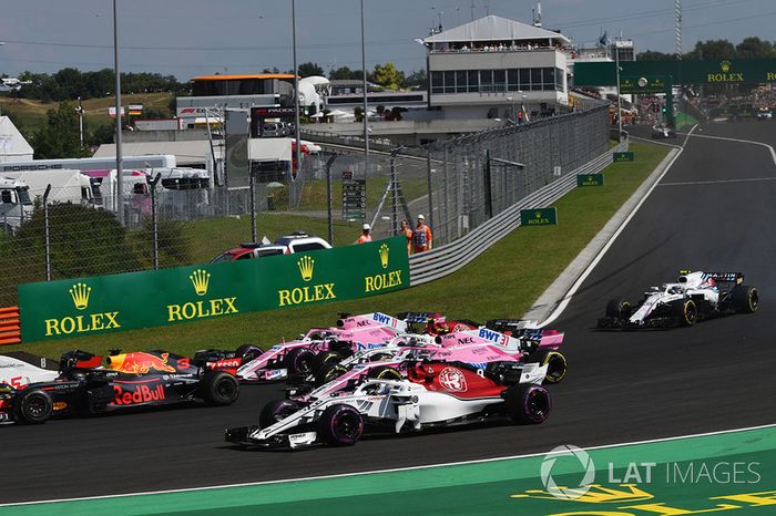 Marcus Ericsson, Sauber C37 y Esteban Ocon, Force India VJM1