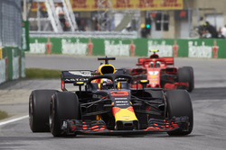 Даніель Ріккардо, Red Bull Racing RB14, попереду Кімі Райкконена, Ferrari SF71H