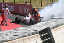 Marcus Ericsson, Sauber C37 va a sbattere nelle FP1 e prende fuoco