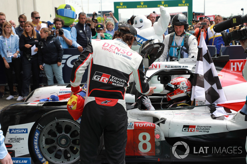 Los ganadores de las 24 Horas de Le Mans 2018 #8 Toyota Gazoo Racing Toyota TS050: Kazuki Nakajima, Fernando Alonso