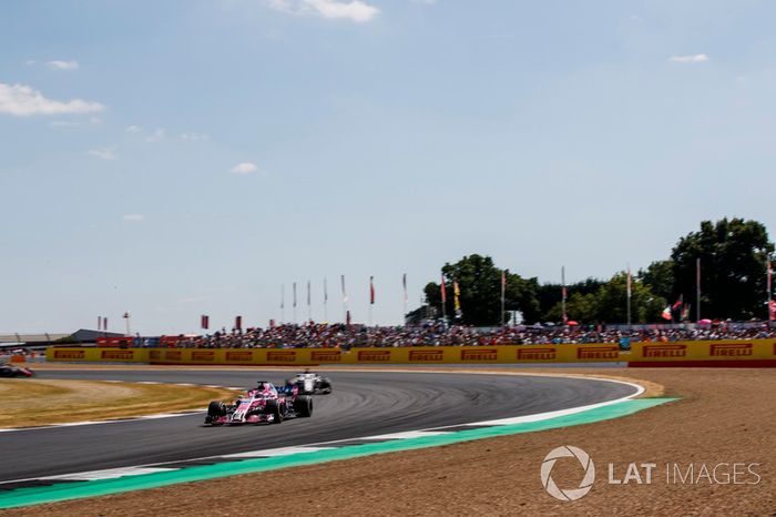Sergio Perez, Force India VJM11, y Marcus Ericsson, Sauber C37