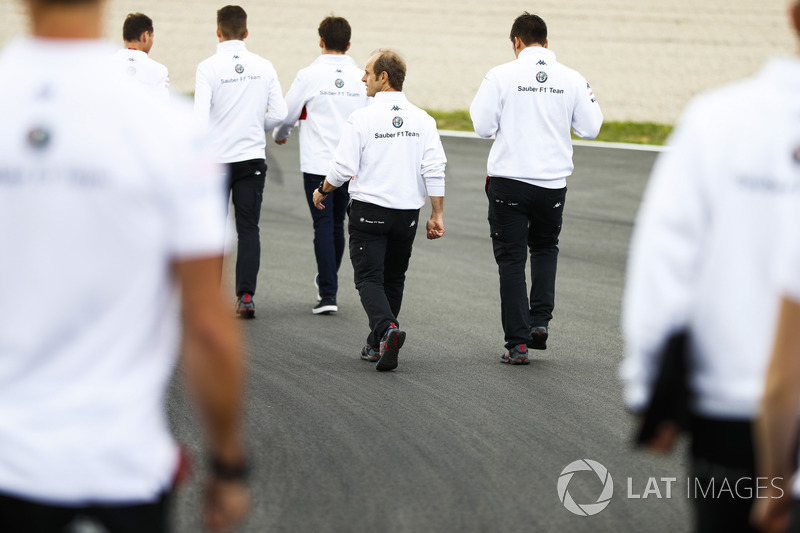 Il team Sauber, incluso Josef Leberer, cammina lungo il circuito