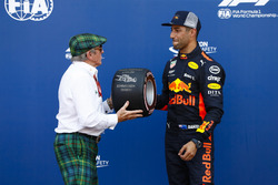 Sir Jackie Stewart presenta a Daniel Ricciardo, Red Bull Racing, il Pirelli pole position award
