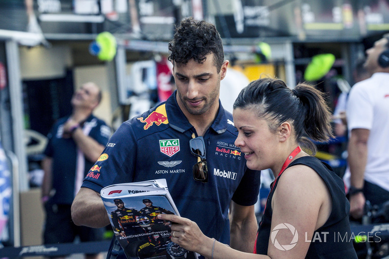 Daniel Ricciardo, Red Bull Racing imza dağıtıyor