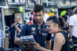 Daniel Ricciardo, Red Bull Racing signs an autograph