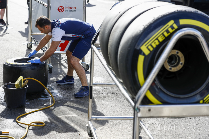 Williams team member cleamn the tires