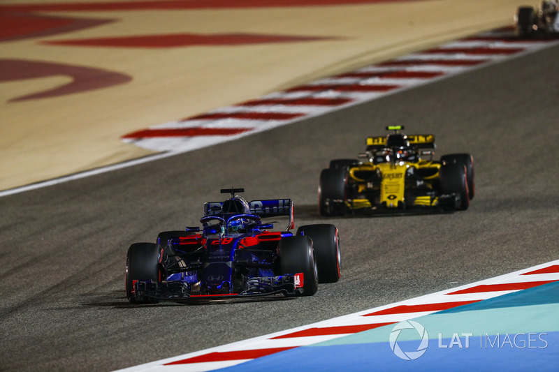 Brendon Hartley, Toro Rosso STR13 Honda, Carlos Sainz Jr., Renault Sport F1 Team R.S. 18