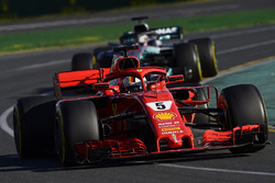 Sebastian Vettel, Ferrari SF71H, Lewis Hamilton, Mercedes AMG F1 W09
