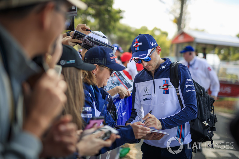 Robert Kubica, Williams imza dağıtıyor