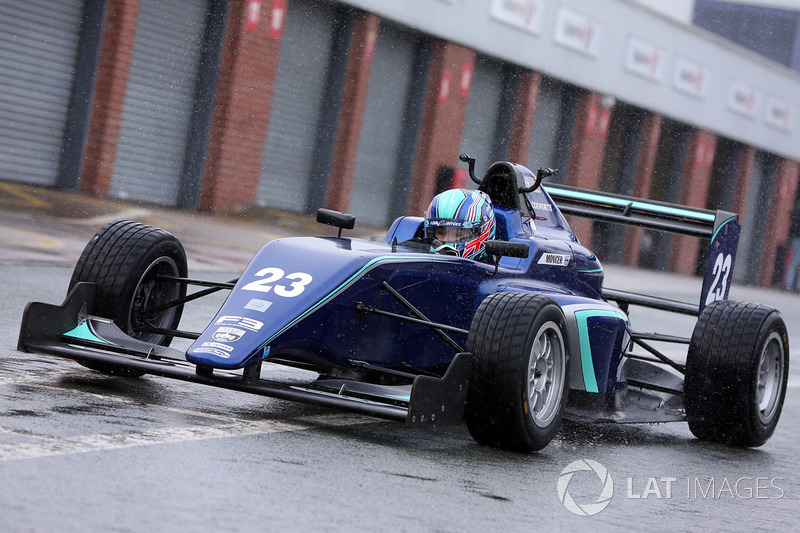 Billy Monger fait son retour en monoplace au volant d'une Carlin de British F3