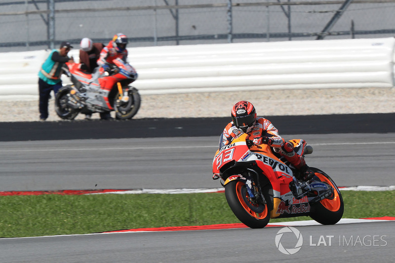 Marc Marquez, Repsol Honda Team, et Andrea Dovizioso après sa chute dans le fond