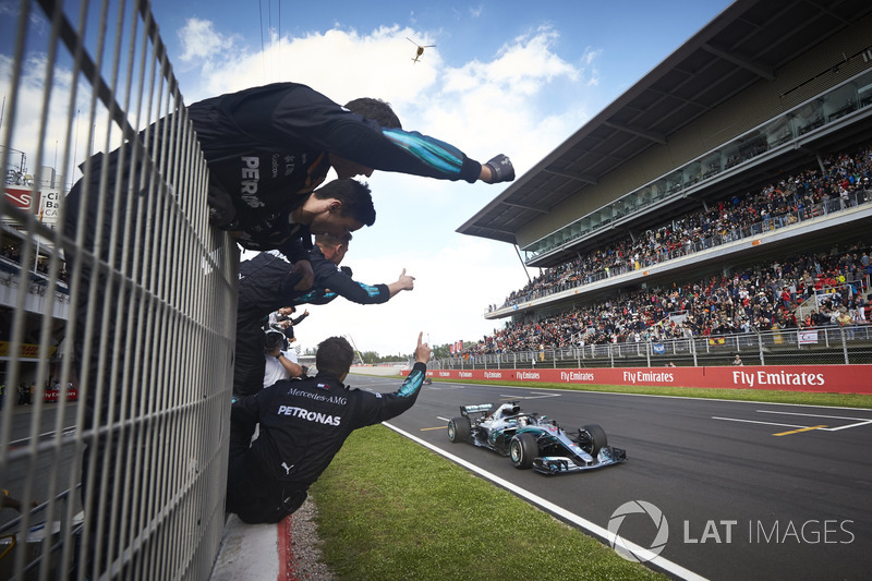 Hamilton, arka arkaya ikinci zaferini kutluyor