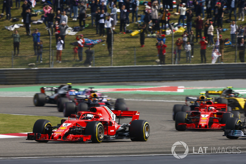 Sebastian Vettel, Ferrari SF71H, Valtteri Bottas, Mercedes AMG F1 W09, Kimi Raikkonen, Ferrari SF71H, Max Verstappen, Red Bull Racing RB14 Tag Heuer, et le reste du peloton