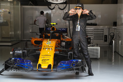 L'actrice Carina Lau dans le garage McLaren