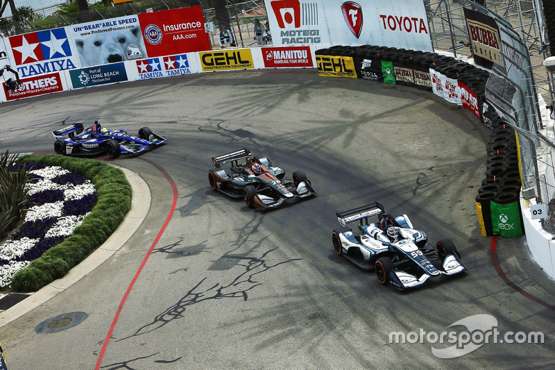 Aksi balap IndyCar di Long Beach