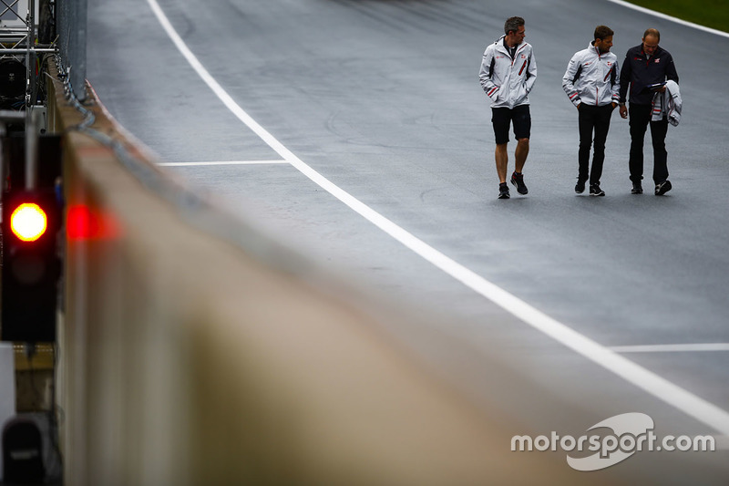 Romain Grosjean, Haas F1 Team, cammina lungo il circuito con i colleghi