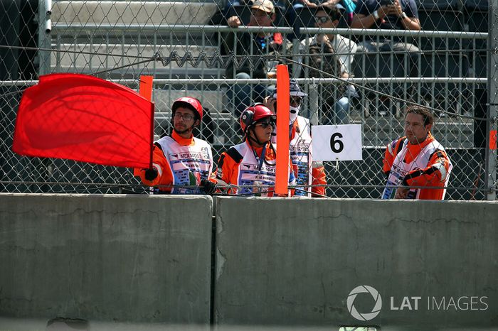 Oficiales con bandera roja