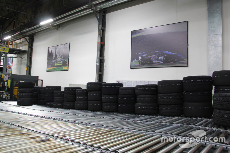 Pirelli Motorsport Fabrikası kalite kontrol alanı