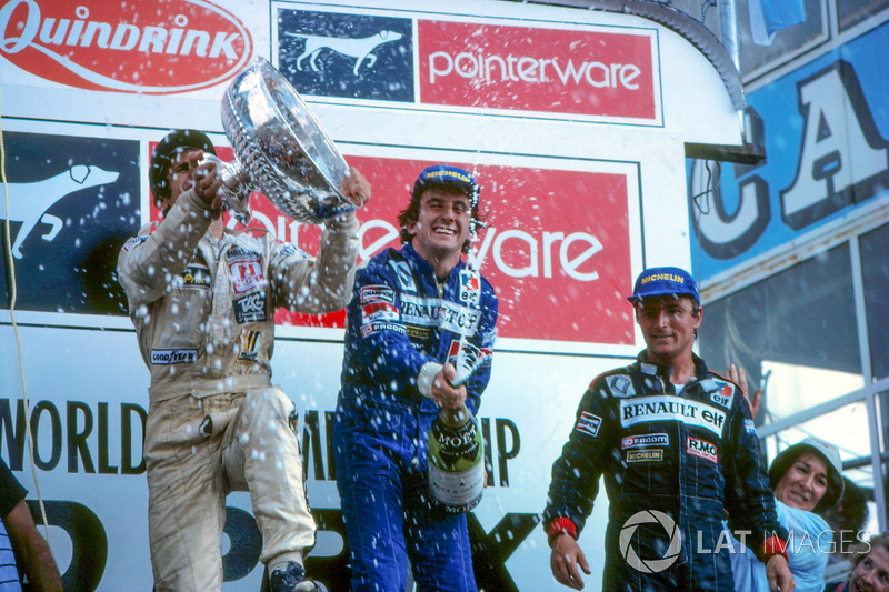 Podio: el ganador Alain Prost, Renault, el segundo Carlos Reutemann, Williams, el tercero René Arnoux, Renault