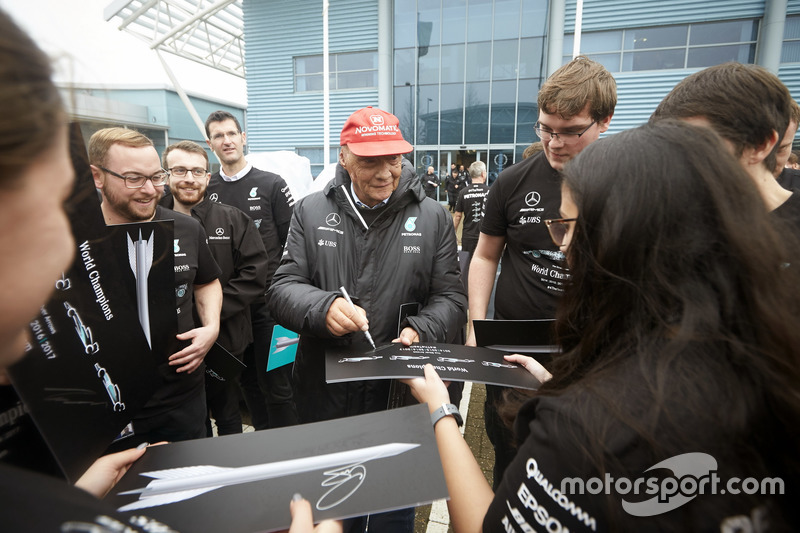 Niki Lauda, Presidente no ejecutivo, Mercedes AMG F1 con miembros del equipo