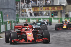 Себастьян Феттель, Ferrari SF71H, Валттері Боттас, Mercedes AMG F1 W09