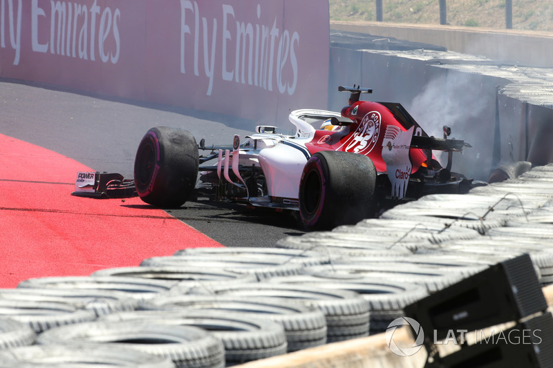 Marcus Ericsson, Sauber C37 crashes in FP1 and catches fire