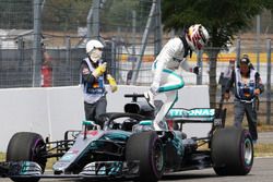 Lewis Hamilton, Mercedes-AMG F1 W09 detenido en la pista