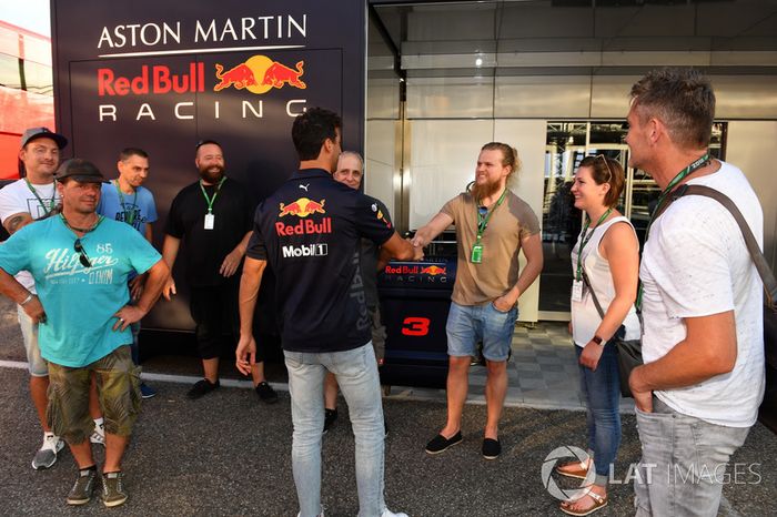 Daniel Ricciardo, Red Bull Racing con el staff de JMD Design