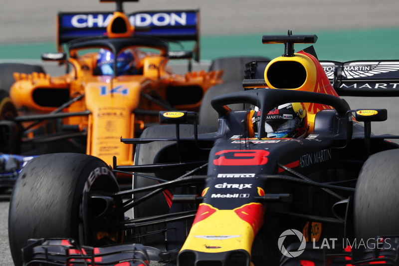 Daniel Ricciardo, Red Bull Racing RB14, leads Fernando Alonso, McLaren MCL33