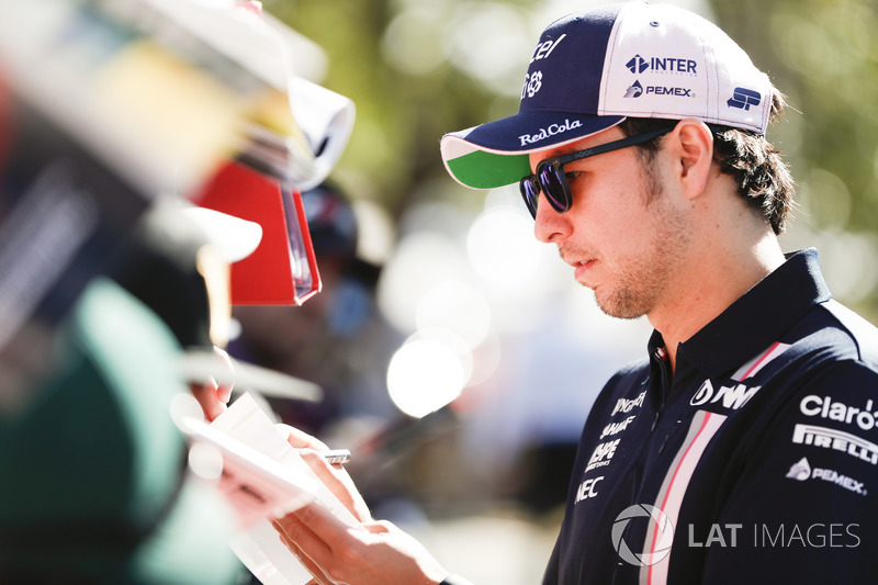 Sergio Perez, Force India, firma un autografo