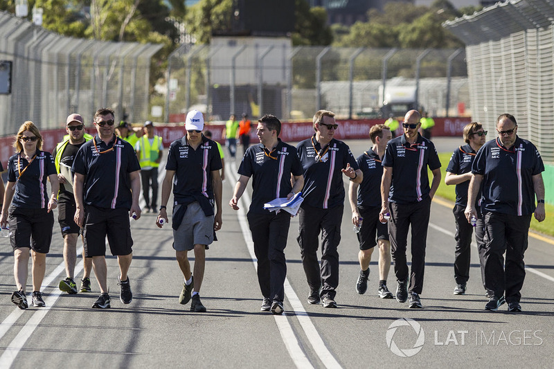 Esteban Ocon, Force India F1, cammina lungo il circuito con il team
