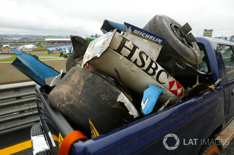 Restos del coche Jaguar Racing de Mark Webber y el Renault F1 Team de Fernando Alonso causado por el accidente