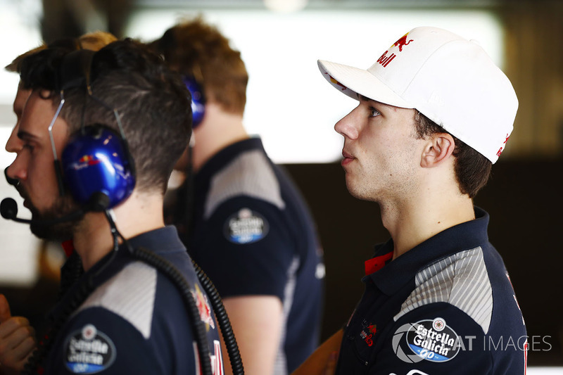 Pierre Gasly, Scuderia Toro Rosso, estudia los datos en el garaje del equipo