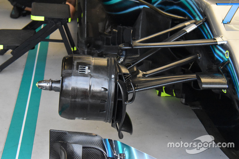 Mercedes AMG F1 W09 ön fren detay