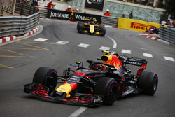Max Verstappen, Red Bull Racing RB14, voor Carlos Sainz Jr., Renault Sport F1 Team R.S. 18